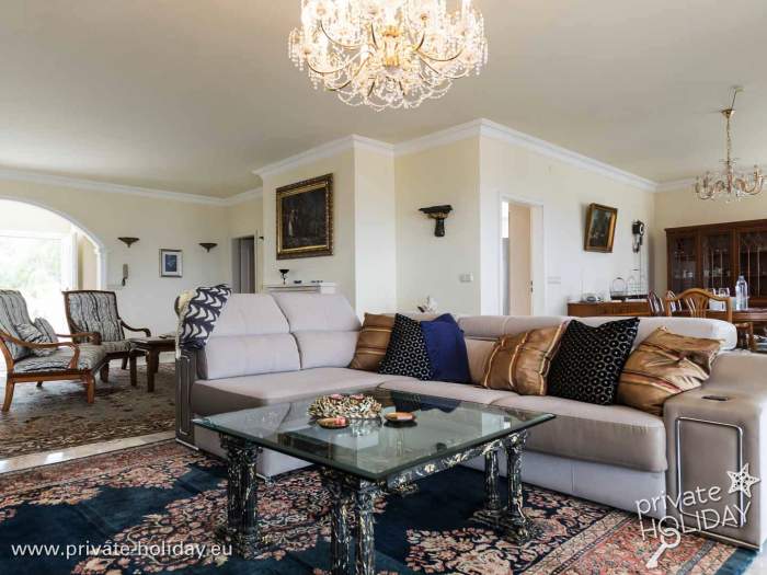 Helles Wohnzimmer mit Sofa und Glastisch – Chayofa, Teneriffa