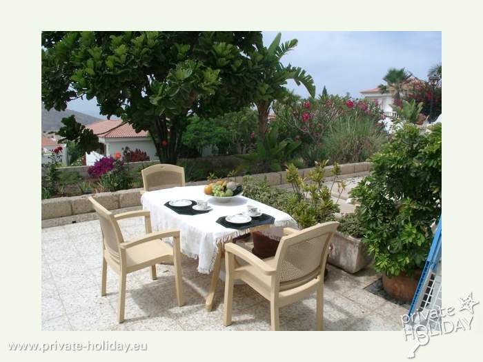 Terrasse mit Esstisch und Gartenblick – Chayofa, Teneriffa