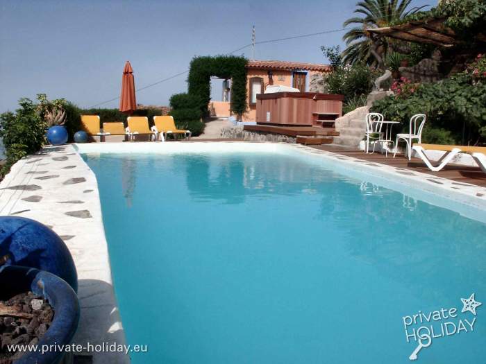 Privater Pool mit Sonnenliegen und Garten in Guía de Isora, Teneriffa