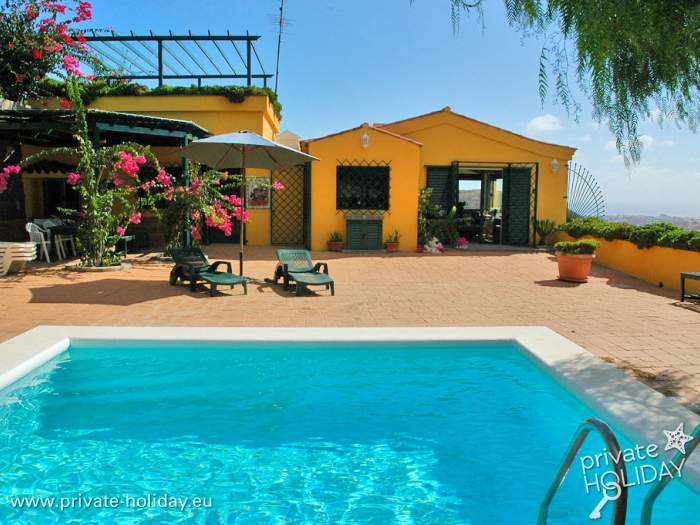 Piscina privada frente a casa vacacional amarilla con terraza, Telde, Gran Canaria