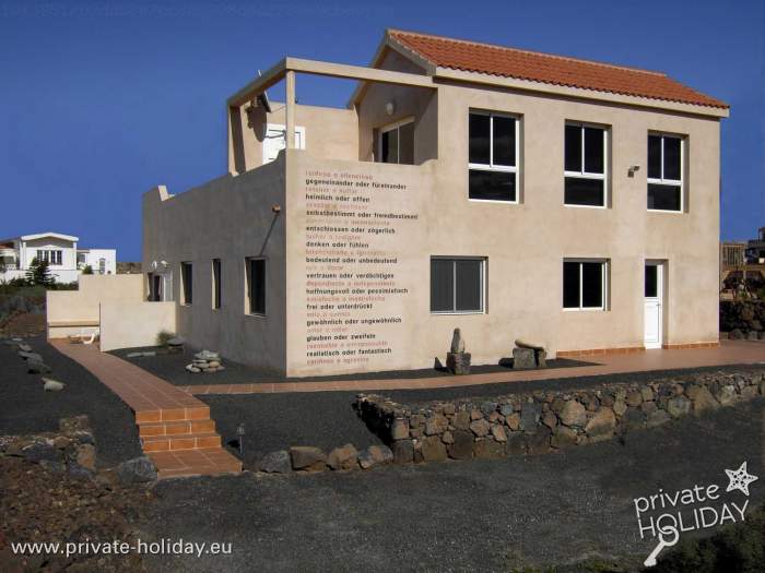 Beżowy dom wakacyjny z płaskim dachem i skałami lawowymi, El Cotillo, Fuerteventura