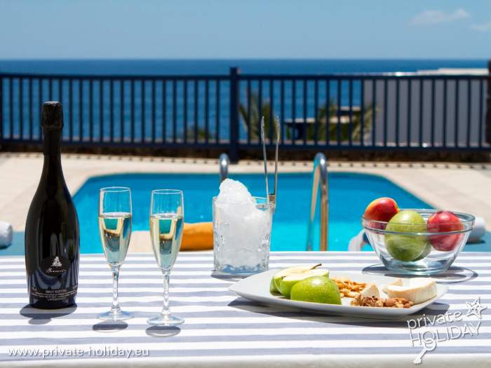 Cocktailtisch am Pool mit Meerblick, Puerto Calero