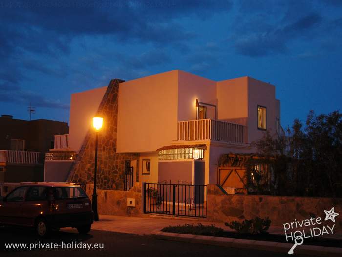 Casa moderna de noche con farola, Tarajalejo, Fuerteventura