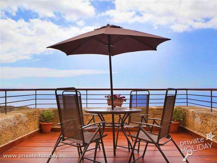 Terras met tafel, stoelen en zeezicht, Arico, Tenerife