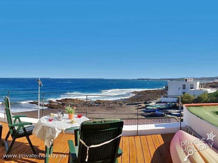 Terras met zeezicht over zwart lavastrand, Poris de Abona, Tenerife