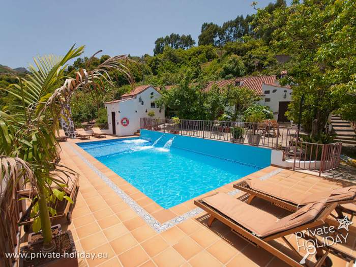 Pool with sun loungers and palm garden in Fontanales, Gran Canaria