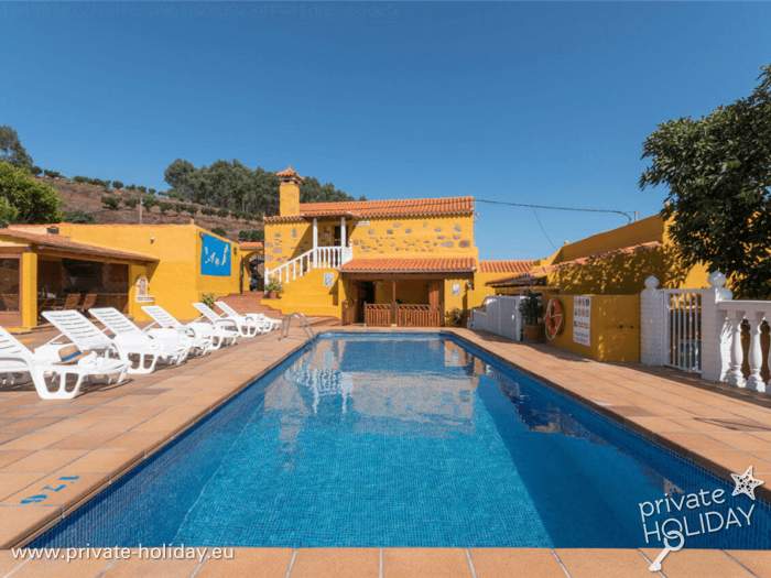 Privater Pool vor gelbem Ferienhaus mit Liegestühlen, Moya, Gran Canaria