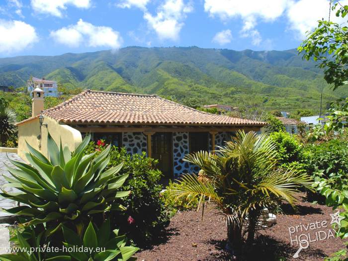 Huis met tuinplanten voor groene bergen, Breña Alta, La Palma